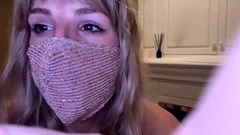 Snapshot of laceluxleather chatting on March 4, 6:19 am laceluxleather online show from March 4, 6:19 am