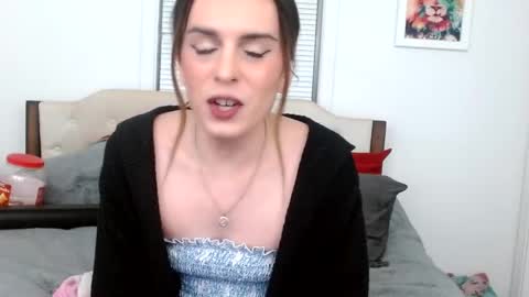 Snapshot of laceyphoenix1 chatting on February 20, 3:01 am Lacey Phoenix online show from February 20, 3:01 am