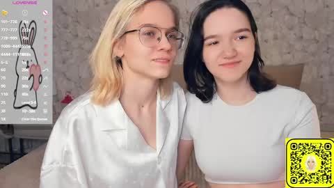 Snapshot of lacyedison chatting on June 7, 7:17 pm Violet and Isabel online show from June 7, 7:17 pm