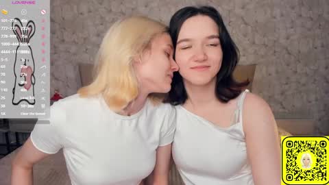 Snapshot of lacyedison chatting on June 8, 7:03 pm Violet and Isabel online show from June 8, 7:03 pm