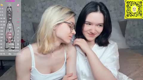 Snapshot of lacyedison chatting on June 29, 7:25 pm Violet and Isabel online show from June 29, 7:25 pm