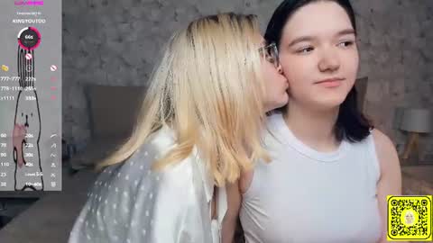 Snapshot of lacyedison chatting on July 2, 7:09 pm Violet and Isabel online show from July 2, 7:09 pm