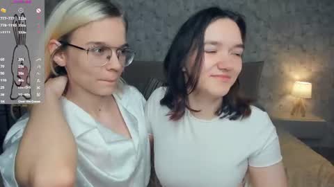 Snapshot of lacyedison chatting on July 25, 7:11 pm Violet and Isabel online show from July 25, 7:11 pm