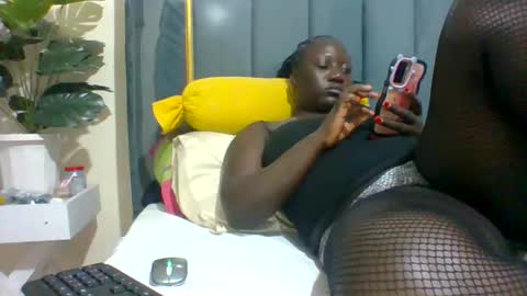 Snapshot of ladyblossoms19 chatting on December 9, 6:57 pm lindah32 online show from December 9, 6:57 pm
