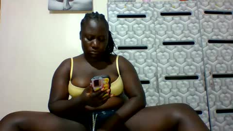 Snapshot of ladyblossoms19 chatting on December 19, 12:13 am lindah32 online show from December 19, 12:13 am