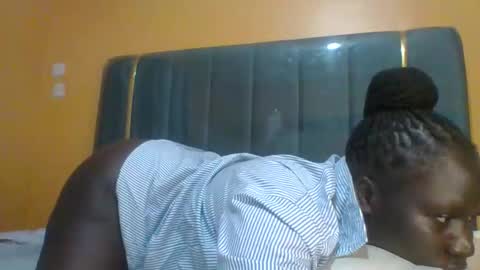 lindah32 online show from May 6, 11:54 pm