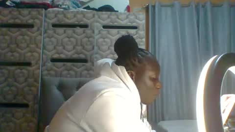 Snapshot of ladyblossoms19 chatting on July 5, 9:33 pm lindah32 online show from July 5, 9:33 pm