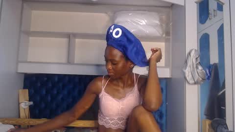 Snapshot of ladydiva69 chatting on February 21, 2:16 pm ladydiva69 online show from February 21, 2:16 pm