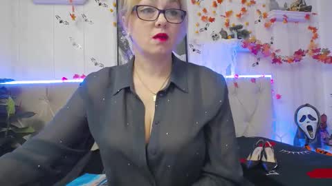 Snapshot of ladyjeen chatting on October 19, 4:40 pm Lady Jeen Back on Sunday 8th of December online show from October 19, 4:40 pm