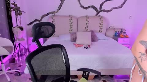 Snapshot of ladysweetts chatting on October 25, 5:48 am Lady  online show from October 25, 5:48 am