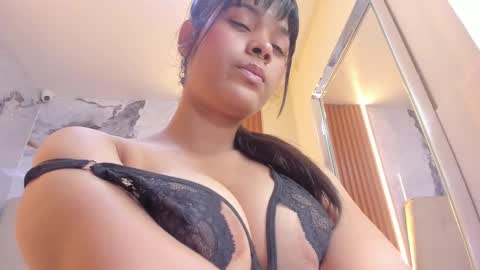 Snapshot of lailamorfy chatting on March 6, 12:01 pm online show from March 6, 12:01 pm