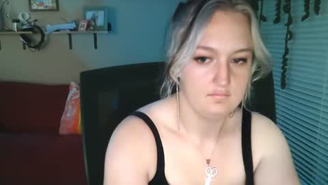 Snapshot of laineydarling chatting on June 26, 7:02 am Lainey Darling online show from June 26, 7:02 am