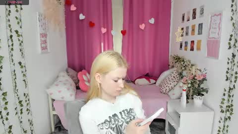 Snapshot of laly_peach chatting on June 29, 11:10 am Laly online show from June 29, 11:10 am