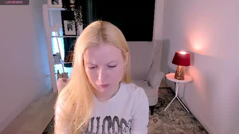 Snapshot of laly_peach chatting on July 18, 8:18 am Laly online show from July 18, 8:18 am