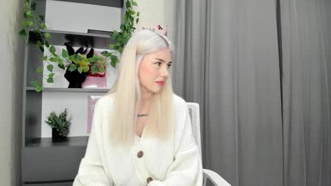 Snapshot of lama0 chatting on September 22, 9:44 am Erika online show from September 22, 9:44 am