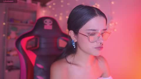 Snapshot of lana_dreams_ chatting on March 28, 1:27 am Lana online show from March 28, 1:27 am