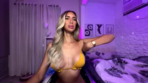 Snapshot of lanadel_hilton chatting on May 4, 10:39 pm Lana online show from May 4, 10:39 pm