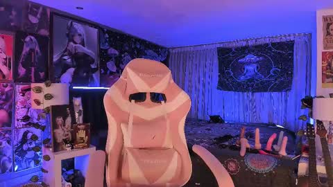 Snapshot of lanakyutt chatting on March 10, 1:12 am L A N A online show from March 10, 1:12 am