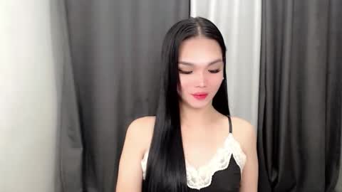 lanawyatt_ online show from December 1, 11:59 am