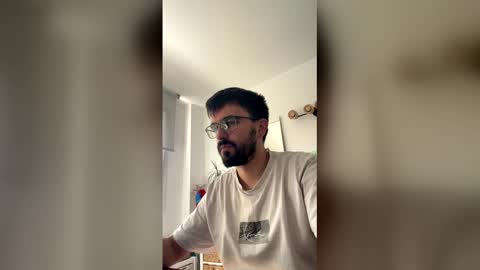 Snapshot of lander920612 chatting on April 6, 8:59 am lander920612 online show from April 6, 8:59 am