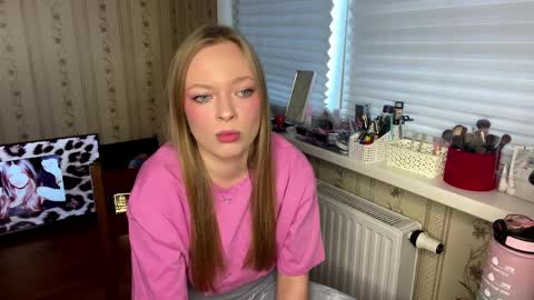 Snapshot of lanniecastellow chatting on March 30, 11:33 am Hello My name is Lola online show from March 30, 11:33 am