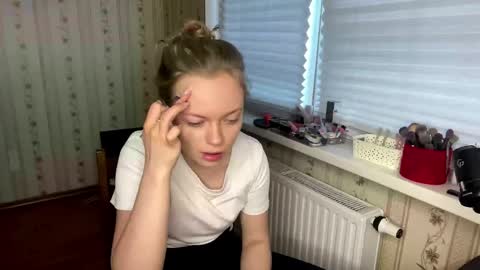 Snapshot of lanniecastellow chatting on March 31, 11:32 am Hello My name is Lola online show from March 31, 11:32 am