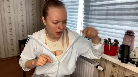 Snapshot of lanniecastellow chatting on April 1, 11:44 am Hello My name is Lola online show from April 1, 11:44 am