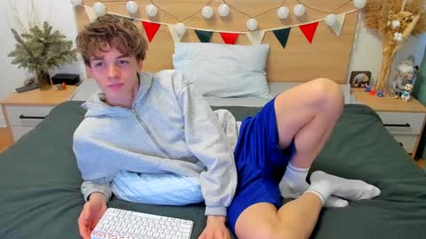 Snapshot of lanny_fandi chatting on February 1, 10:05 am Fandi online show from February 1, 10:05 am