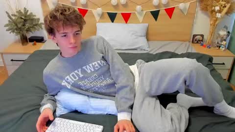 Snapshot of lanny_fandi chatting on February 3, 11:42 am Fandi online show from February 3, 11:42 am