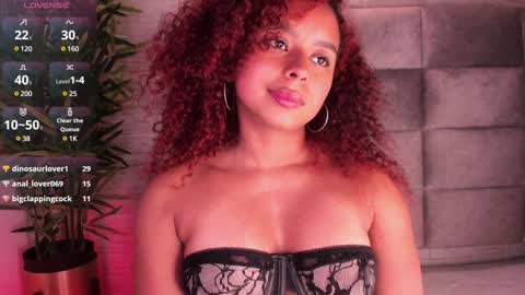 Snapshot of lara_jones_ chatting on January 21, 9:24 am Lara online show from January 21, 9:24 am