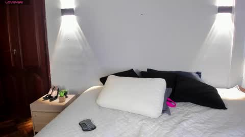 lara_reynolds_ online show from May 8, 7:52 pm