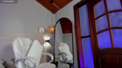 lara_reynolds_ online show from May 16, 7:56 pm