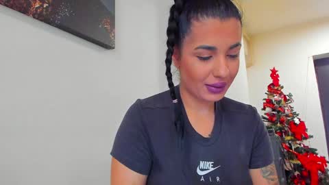 Snapshot of lara_squirtx chatting on December 6, 7:43 am Lara online show from December 6, 7:43 am