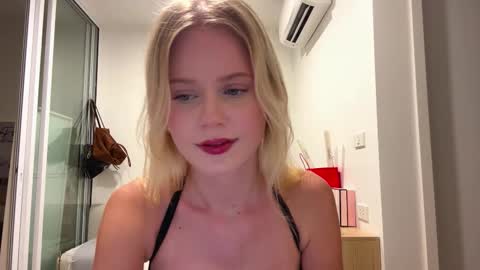 Snapshot of laraineprada chatting on January 16, 10:08 am Stella online show from January 16, 10:08 am