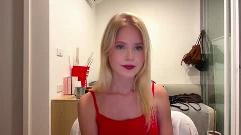 Snapshot of laraineprada chatting on January 18, 8:07 am Stella online show from January 18, 8:07 am