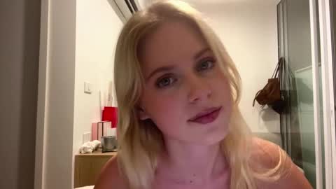 Snapshot of laraineprada chatting on February 1, 10:14 am Stella online show from February 1, 10:14 am