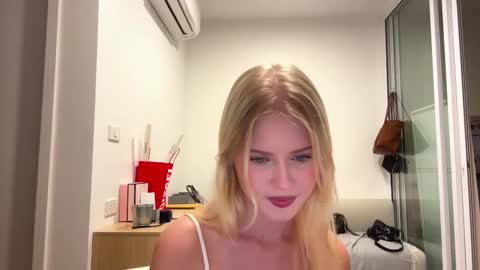 Snapshot of laraineprada chatting on February 5, 10:09 am Stella online show from February 5, 10:09 am