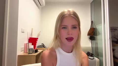 Snapshot of laraineprada chatting on February 6, 10:18 am Stella online show from February 6, 10:18 am