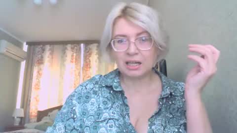 laramrs online show from October 18, 11:55 am