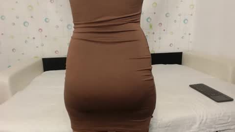 larataylorrr online show from October 9, 6:00 am