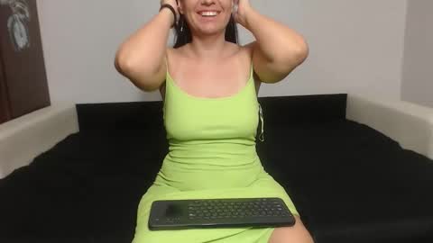 Snapshot of larataylorrr chatting on May 12, 5:48 am larataylorrr online show from May 12, 5:48 am