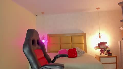 Snapshot of larsonmia chatting on February 24, 12:25 pm MIA online show from February 24, 12:25 pm