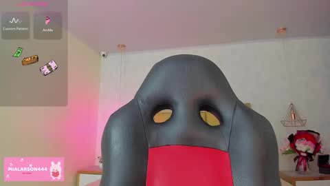 Snapshot of larsonmia chatting on February 26, 12:26 pm MIA online show from February 26, 12:26 pm