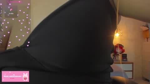 Snapshot of larsonmia chatting on March 4, 12:22 pm MIA online show from March 4, 12:22 pm