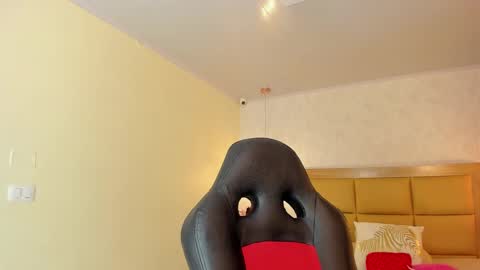 Snapshot of larsonmia chatting on March 16, 12:31 pm MIA online show from March 16, 12:31 pm