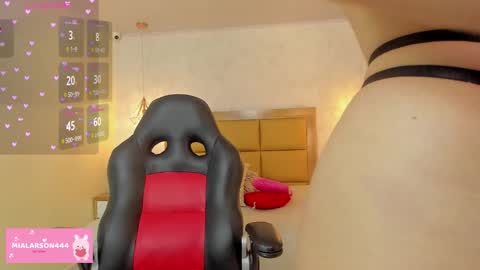 Snapshot of larsonmia chatting on March 25, 12:22 pm MIA online show from March 25, 12:22 pm