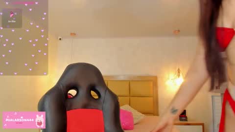 Snapshot of larsonmia chatting on March 26, 12:22 pm MIA online show from March 26, 12:22 pm