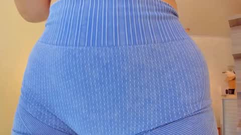 Snapshot of larsonmia chatting on March 30, 12:28 pm MIA online show from March 30, 12:28 pm