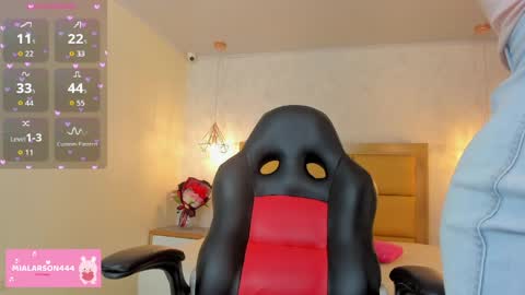 Snapshot of larsonmia chatting on March 31, 12:27 pm MIA online show from March 31, 12:27 pm