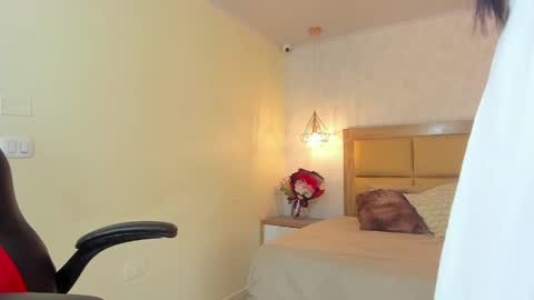 Snapshot of larsonmia chatting on April 8, 12:16 pm MIA online show from April 8, 12:16 pm